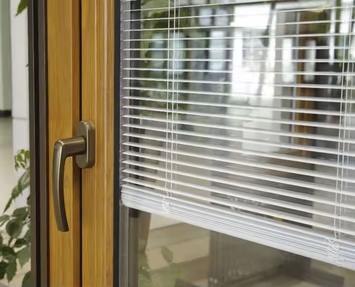 پرده کرکره شیشه دوجداره: ترکیب تکنولوژی، زیبایی و حریم خصوصی